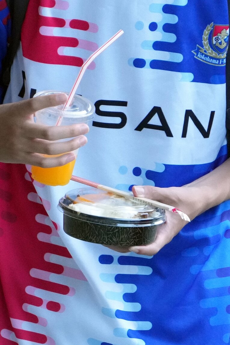 思い思いにスタジアムグルメを楽しむサポーター