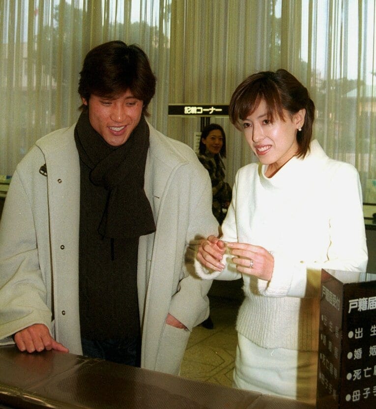 新庄とともに兵庫県西宮市役所へ婚姻届を提出する大河内志保　©Sankei Shinbun