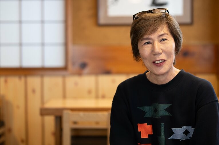 インタビューに答える現在のマキ上田さん　©Shiro Miyake