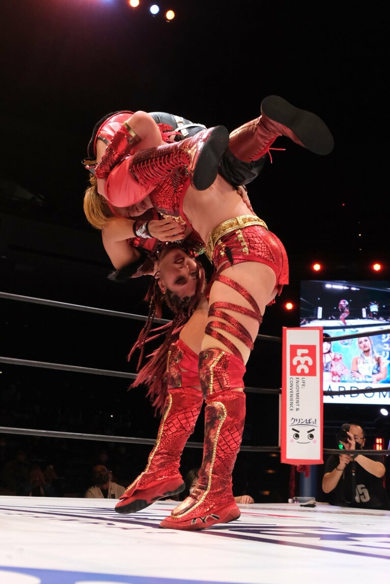 相手を肩車した状態から、真下に投げ落とす