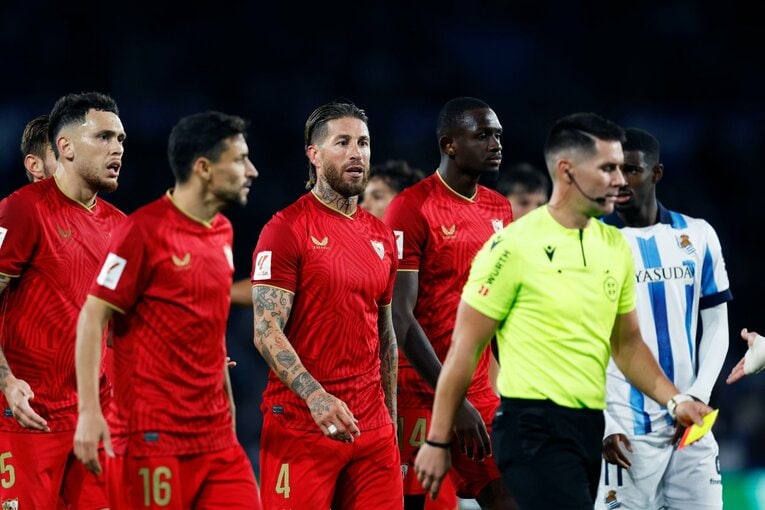 退場判定に抗議するセルヒオ・ラモスらセビージャイレブン　©Daisuke Nakashima