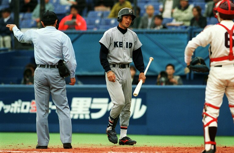 最後の打席はケガをおして、代打で出場も死球。首位打者確定も満足感のない表情　©JIJI PRESS