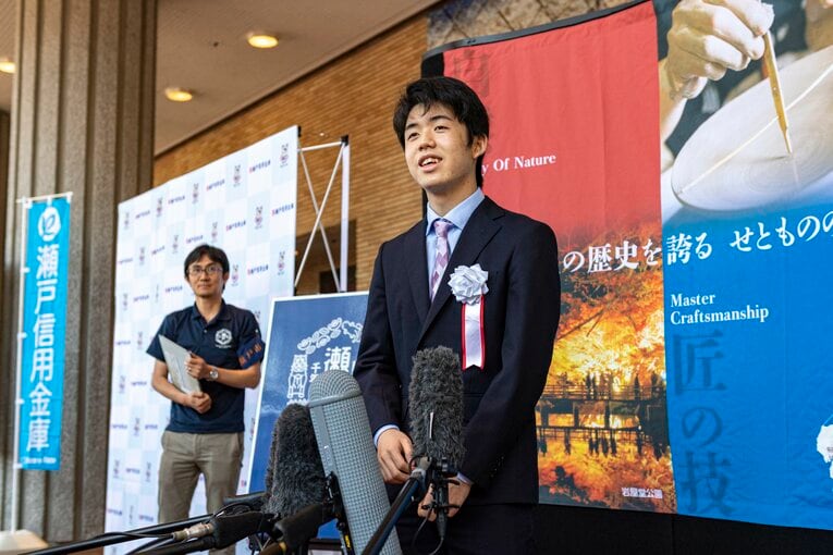 2018年の藤井聡太（15～16歳時。全6枚中の5枚目）　©BUNGEISHUNJU