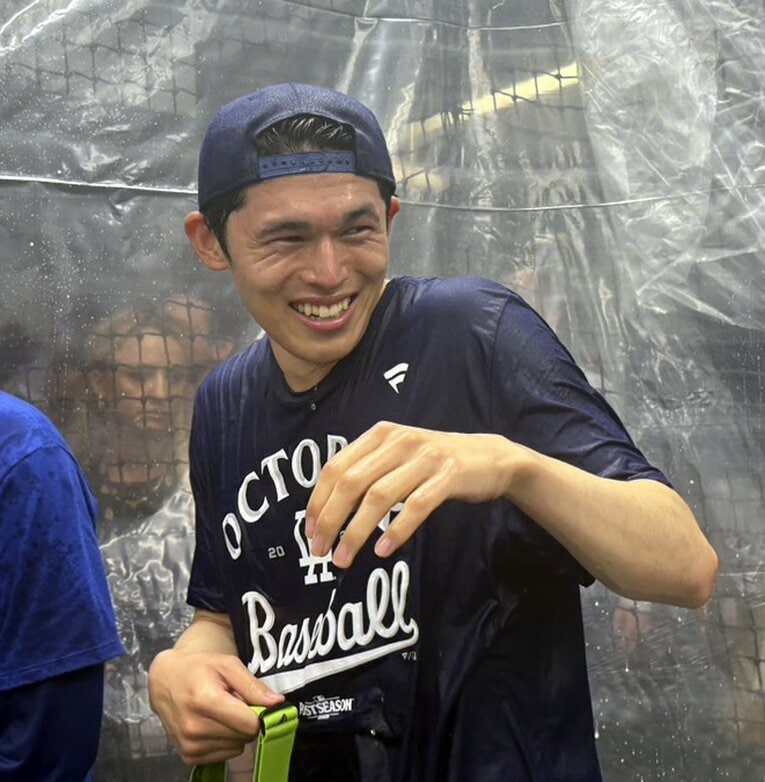 【テレビに映らない素顔の朗希／30枚超】ワイルドカードシリーズのシャンパンファイトでの佐々木。嬉しそうな表情を見せた　©Sankei Shimbun