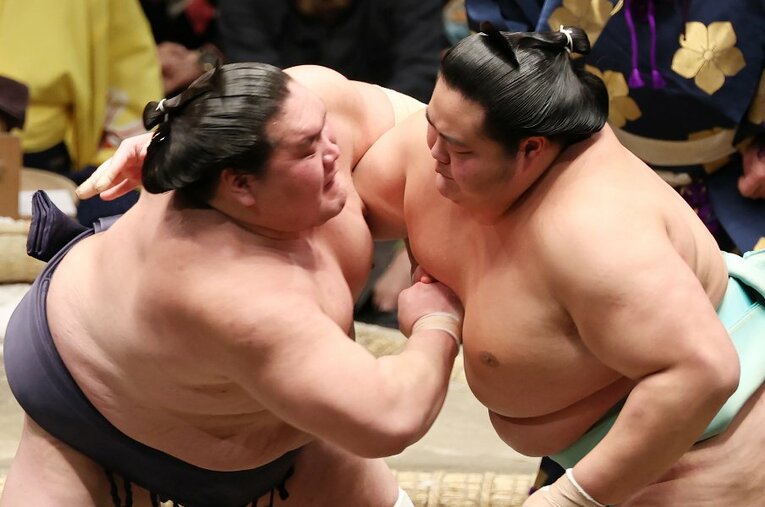 大相撲初場所、ぶつかる照ノ富士（左）と琴ノ若。優勝決定戦を照ノ富士が制し、3場所連続休場から復活優勝 ／ photograph by JIJI PRESS