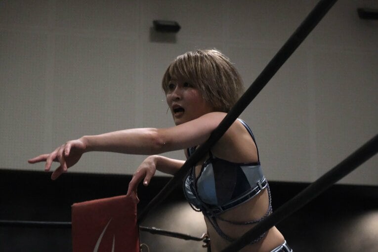 「他では見られない安納サオリだった」人気女子レスラー“3試合出ずっぱり”の凱旋興行に密着「体重が4kg減って…そりゃそうですよね」(40)