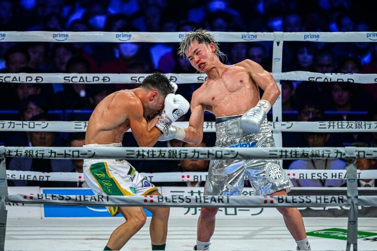 右アッパーでモロニーを攻める那須川天心　©Takuya Sugiyama