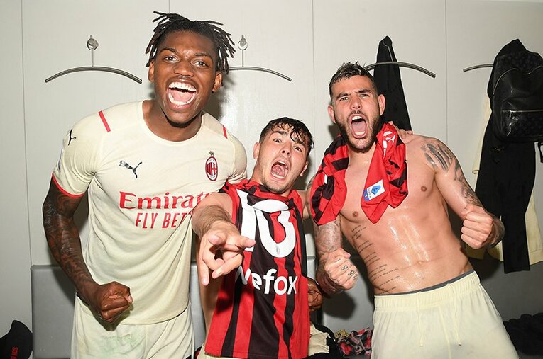 ミラン優勝で大喜びの（左から）ラファエル・レオン、ブラヒム・ディアス、テオ・エルナンデス ／ photograph by Claudio Villa/Getty Images