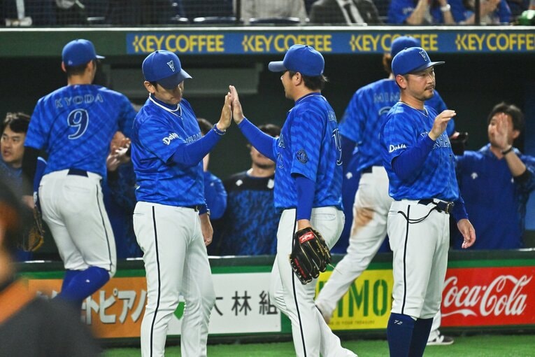 勝利のハイタッチを交わす三浦監督　　©Hideki Sugiyama