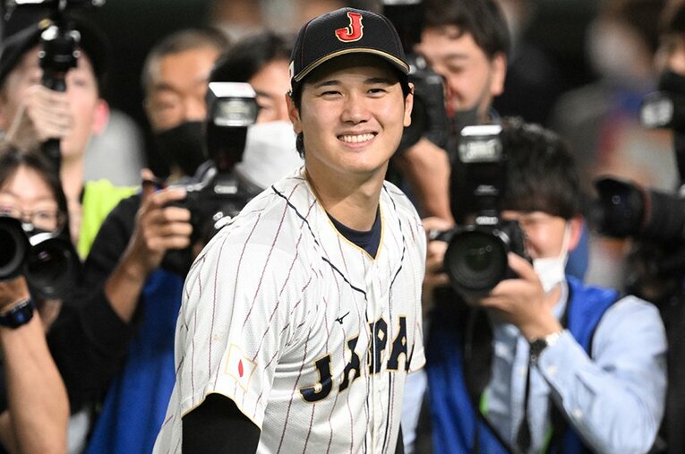侍ジャパンの4強進出に大きく貢献した大谷翔平。試合後は同僚のフレッチャーを見つけて楽しそう　©Gene Wang/Getty Images
