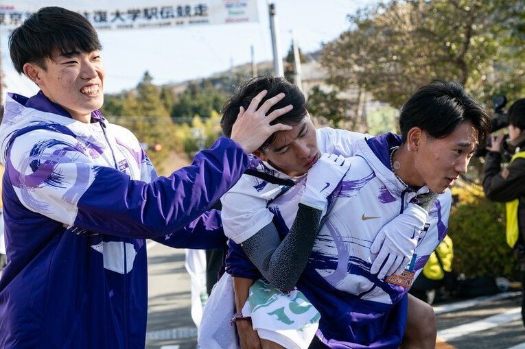 山川の健闘を労る仲間たち　©Nanae Suzuki