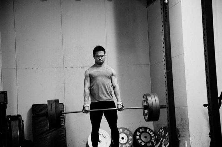 「クロスフィット」では写真のように重いウエイトを上げるような筋力トレーニングだけでなく、有酸素的な要素も求められオールラウンドな能力が必要とされる　©Tomohisa Watanabe