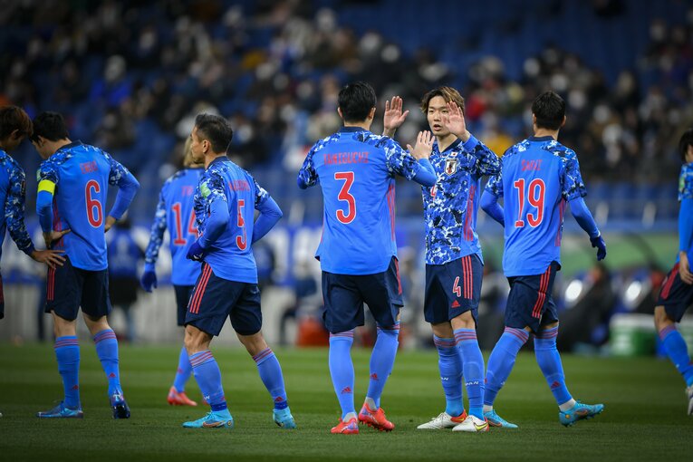 谷口彰悟と板倉滉のCBコンビは守備だけでなくビルドアップでも貢献。吉田麻也と冨安健洋が欠けた穴をしっかりと埋めてみせた　©Takuya Sugiyama/JMPA