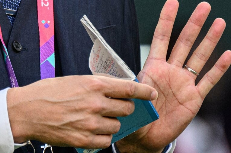 ドイツ戦に持ち込んだノート、「準備できた」といった文字が記されていることがわかる　©GettyImages