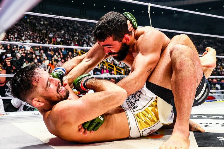 RIZINとBellatorの「フェザー級王者対決」となった副将戦。得意の寝技にパトリシオ・ピットブルを引き込もうとするクレベル・コイケだったが…… ／ photograph by RIZIN FF Susumu Nagao