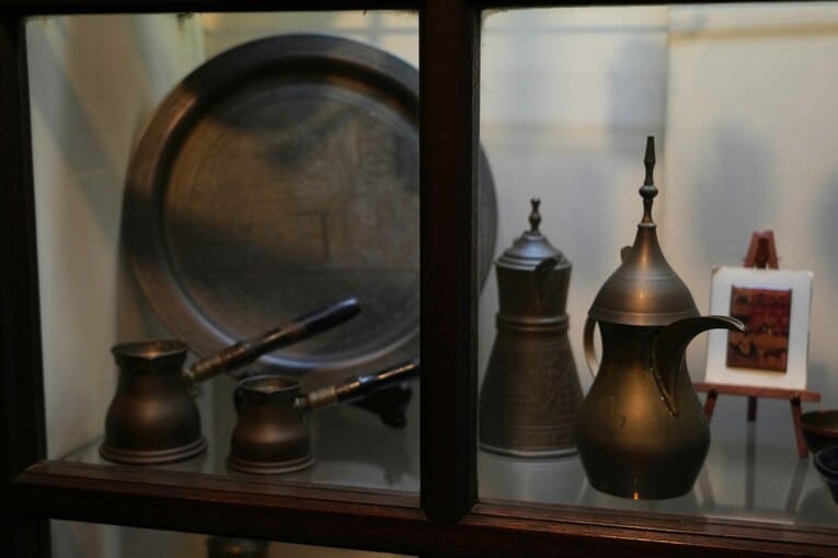 入口のウィンドウに並ぶレトロなポットなど　©Essei Hara