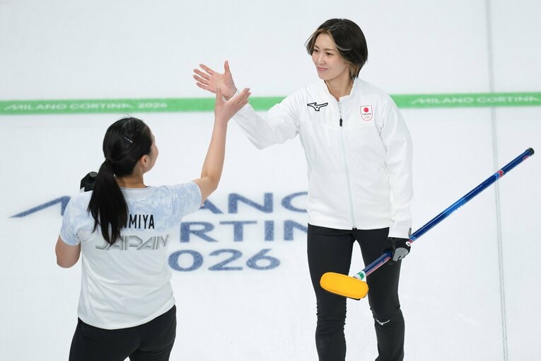 吉村紗也香と近江谷杏菜のハイタッチ　©Tsutomu Kishimoto/JMPA