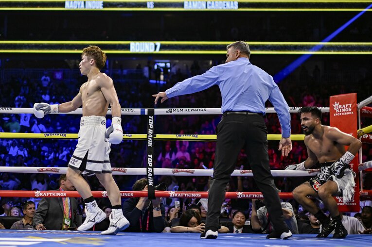 7ラウンド、ダウンを奪った瞬間　©Hiroaki Finito Yamaguchi