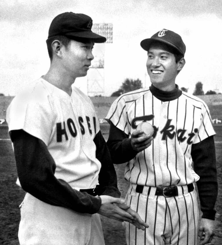 1977年11月6日、明治神宮野球大会決勝で。法政大・江川卓と東海大・原辰徳　©KYODO