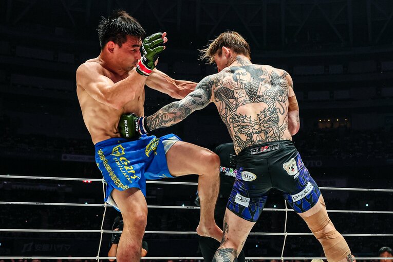 平本の左ボディがダウトベックにヒットした瞬間　©RIZIN FF Susumu Nagao