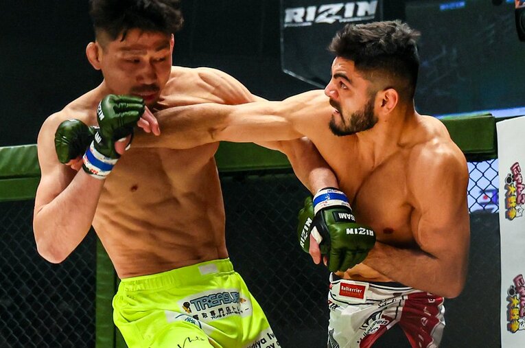 打撃で中村K太郎を圧倒したホベルト・サトシ・ソウザ（右） ／ photograph by RIZIN FF Susumu Nagao