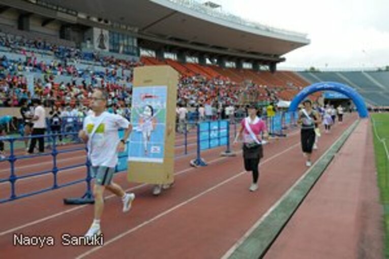 30度を超えうだるような暑さの中、グリコのコスチュームに身を包んで全力疾走