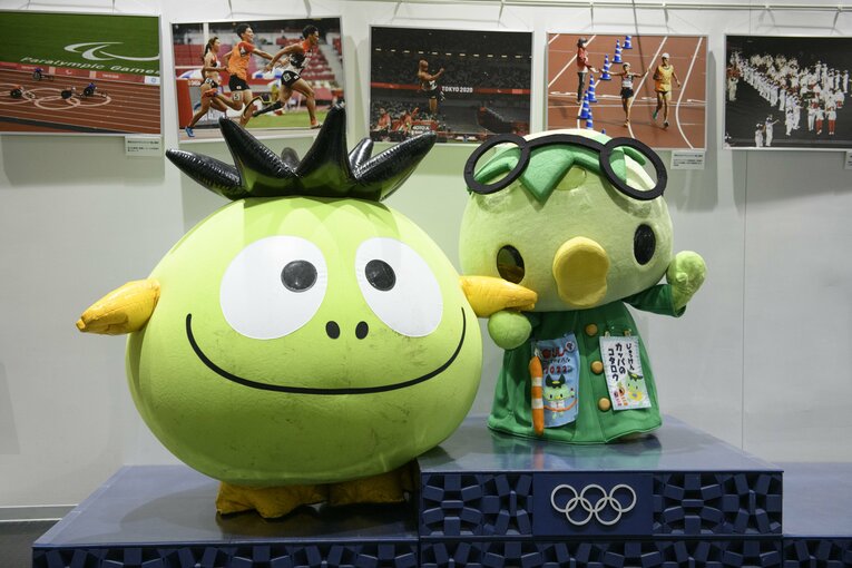 河童キャラの共演となったぱちゃぽ（左）とじゅっけんカッパのコタロウ　©︎Hirofumi Kamaya