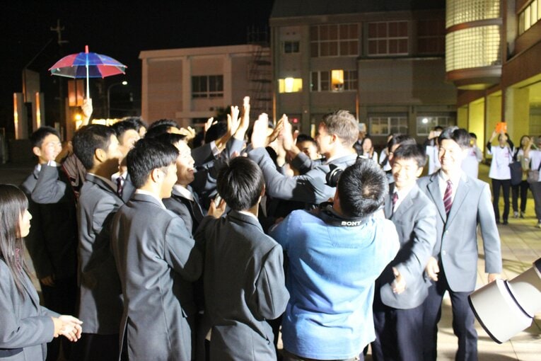 指名を受けたモイセエフを胴上げする仲間たち