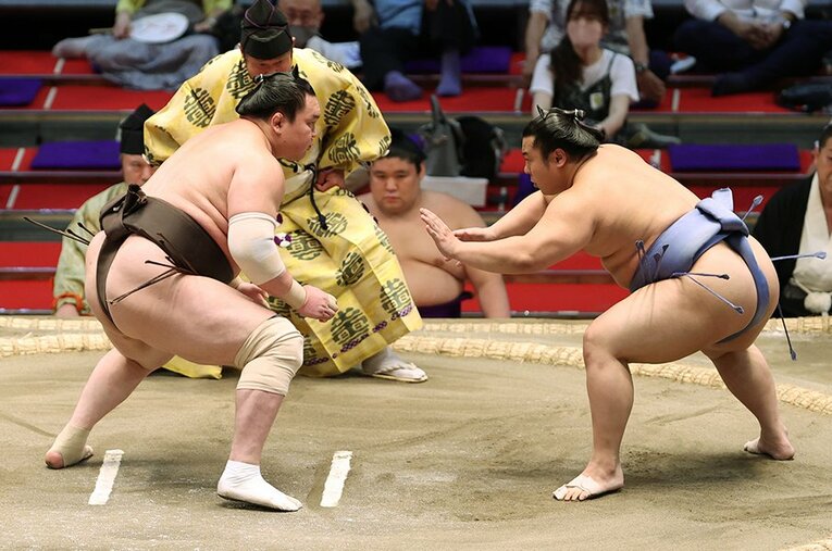 7日目、間合いを取る白鵬（左）と翔猿。大横綱に対して、仕切り線から大きく離れて立ち合うなど、工夫を見せた翔猿だが上手投げで敗れた ／ photograph by KYODO
