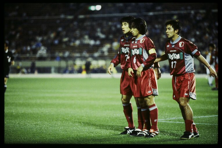 鹿島時代の鬼木達（右）と相馬直樹（左）。真ん中は本田泰人　(C)J.LEAGUE