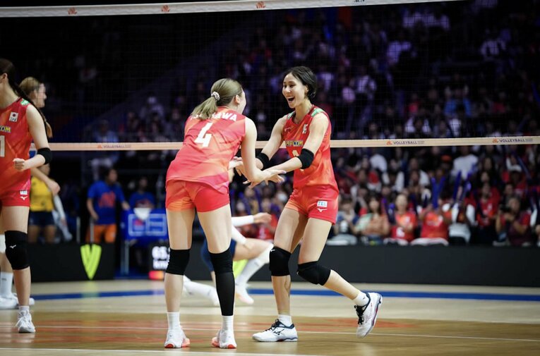 石川真佑、和田由紀子（VNLブラジル戦）　©︎Volleyball World