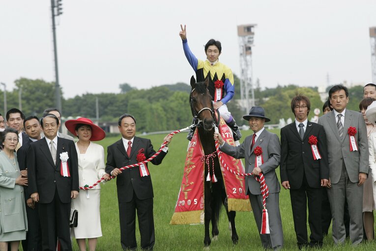 無敗でダービーを制し、武豊は三冠達成を確信したかのように2本指をかかげた　©BUNGEISHUNJU