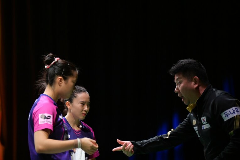 世界卓球決勝でシン・ユビンとチョン・ジヒに指示を送る呉監督（2023年5月）　©︎Xinhua/AFLO