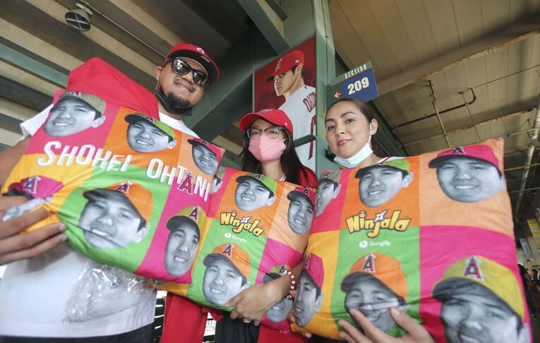 ©Kyodo News　2021年7月5日、プロモーションデーに配られた、大谷の顔が並んだ枕。開場前からこの枕を求め、球場ゲート前には長蛇の列ができた