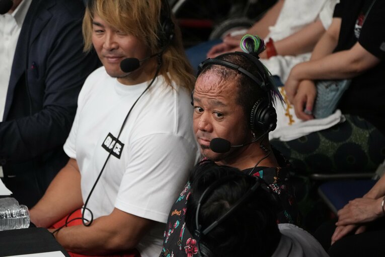 7月5日、棚橋弘至と並んで解説席に座る葛西純