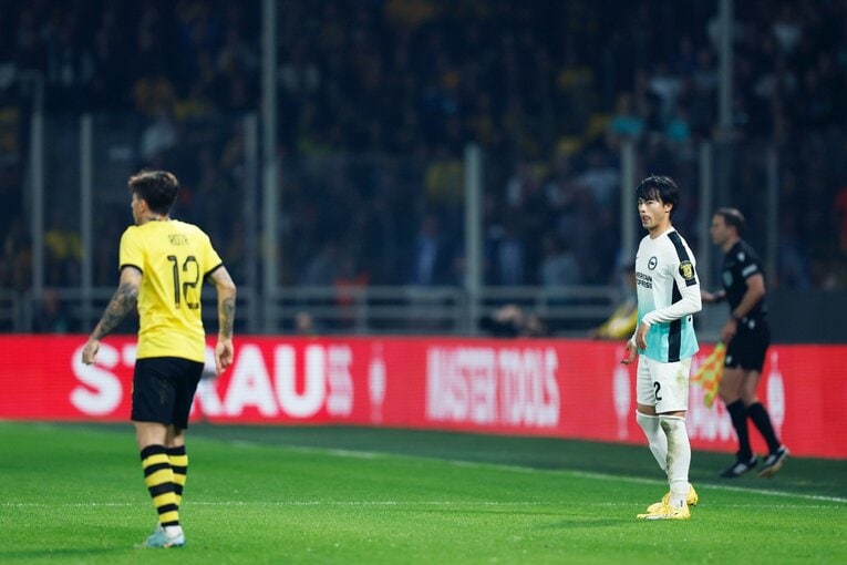 得意の左サイドにポジションを張る三笘だったが……