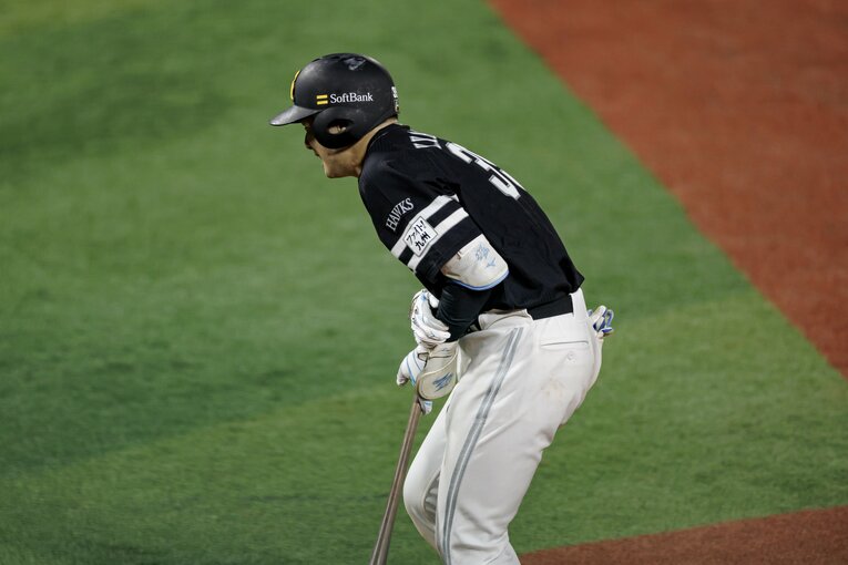 延長11回、山本が左前腕にモロに受けた死球の決定的瞬間　©️Kiichi Matsumoto