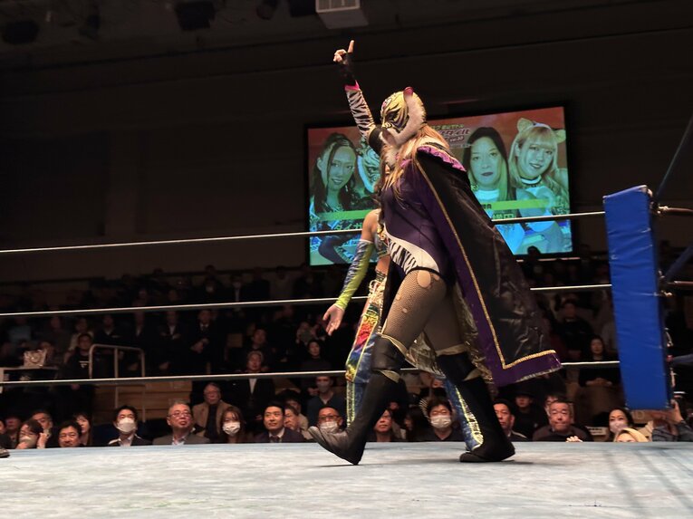 最後と決めた試合でリングコールを受けるタイガー・クイーン