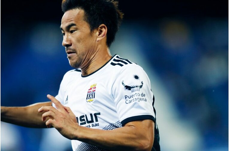 柴崎岳vs岡崎慎司が《ユニフォームを引っ張ってバチバチ》 撮影カメラマンが凍えそうな雨中で捉えた“熱いバトル”の瞬間(33)