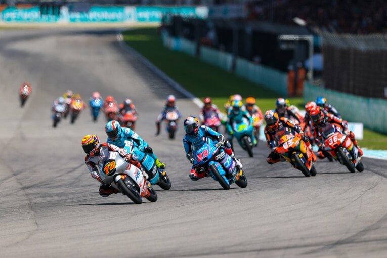 マレーシアGPでホールショットを奪う古里太陽　©Satoshi Endo