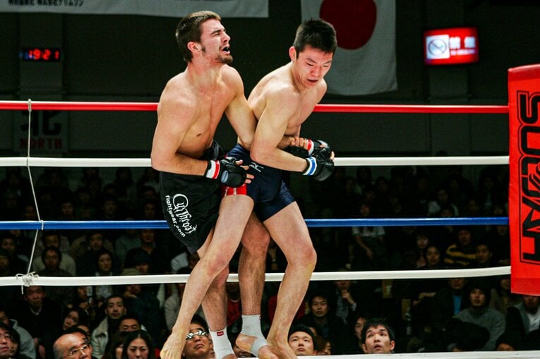 腕を極めながら投げを打つ青木真也。「メキッ」という乾いた音が…（2枚目／全2枚） ©Susumu Nagao