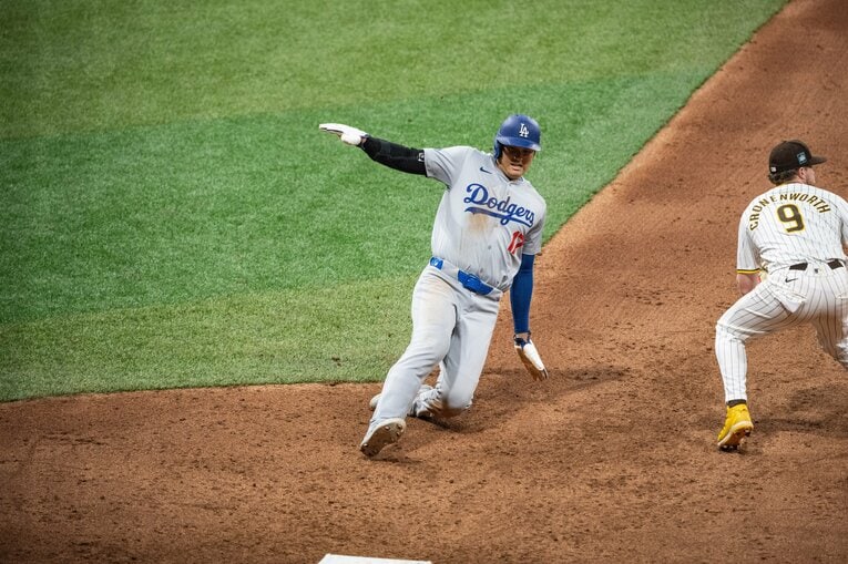 慌てて帰塁するも…まさかの走塁ミス（連続写真）　©Nanae Suzuki