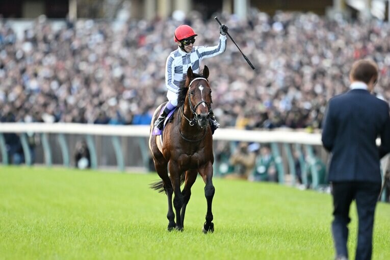 ドウデュースのウイニングラン　©Keiji Ishikawa