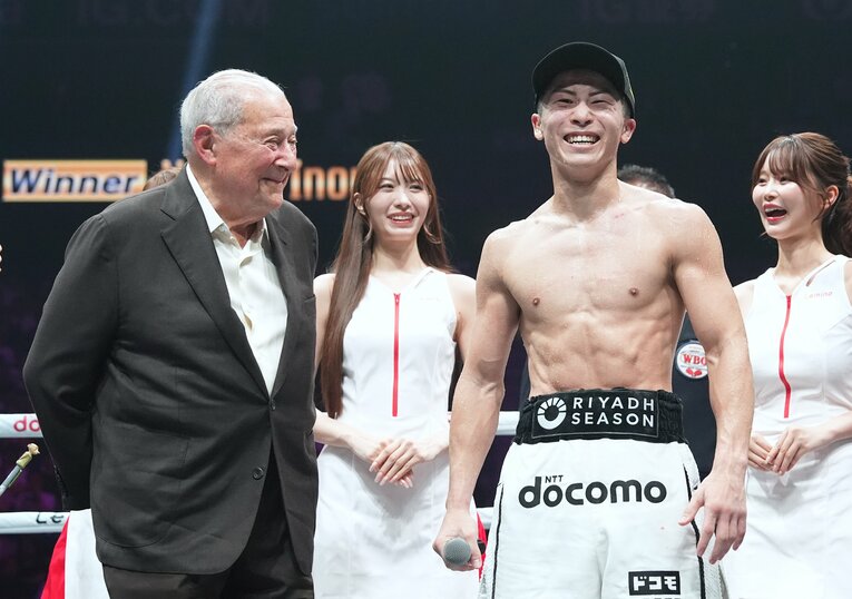 ボブ・アラム氏の称賛に笑顔を浮かべる井上尚弥　©Naoki Fukuda