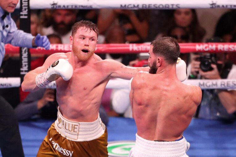 途中、相手の守備的な戦い方にも苦戦したカネロだったが……　©Getty Images