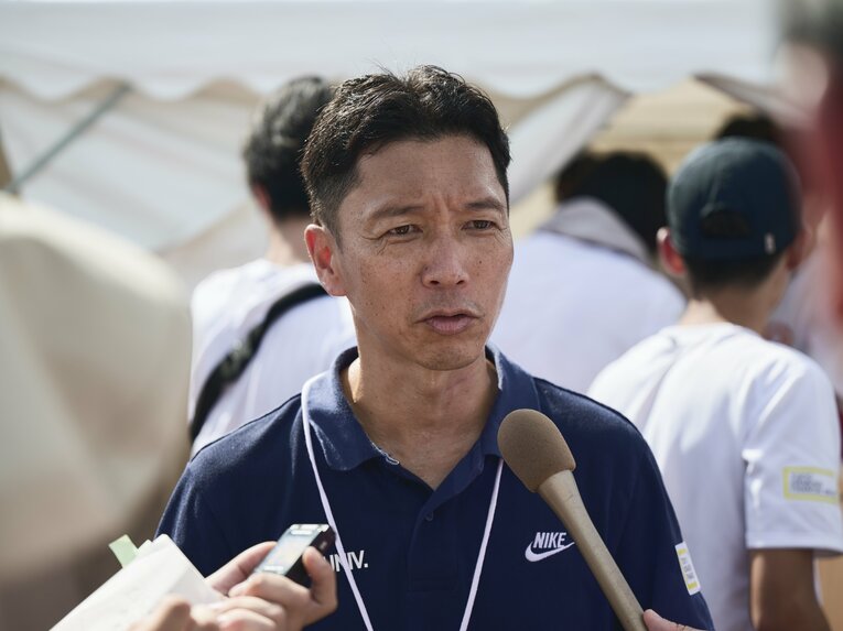 10月19日、箱根駅伝予選会。6位で本大会出場を決め、安堵した表情を浮かべる中大・藤原正和監督　©Yuki Suenaga