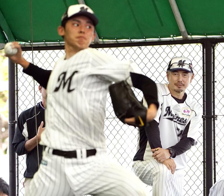 投手コーチ時代から信頼関係を築いてきた吉井監督（右）　©︎KYODO