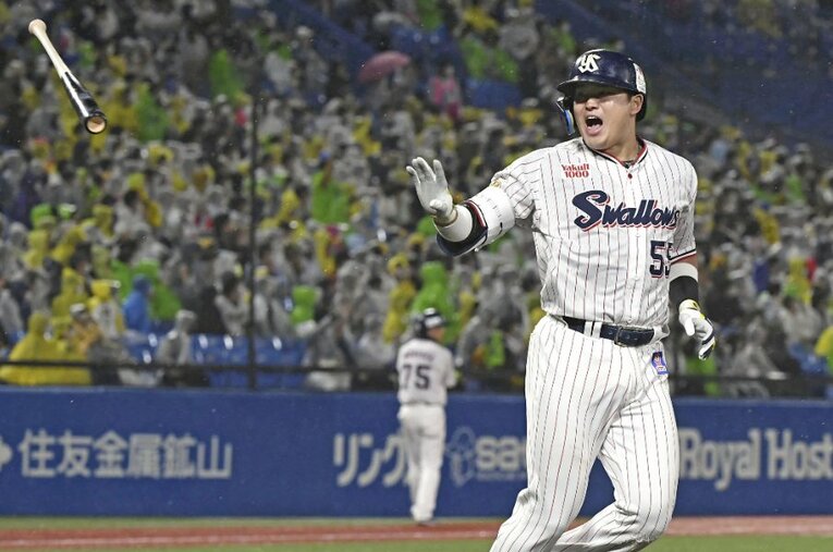 CSファイナル第2戦で値千金の逆転2ランを放ったヤクルト村上宗隆 ／ photograph by KYODO
