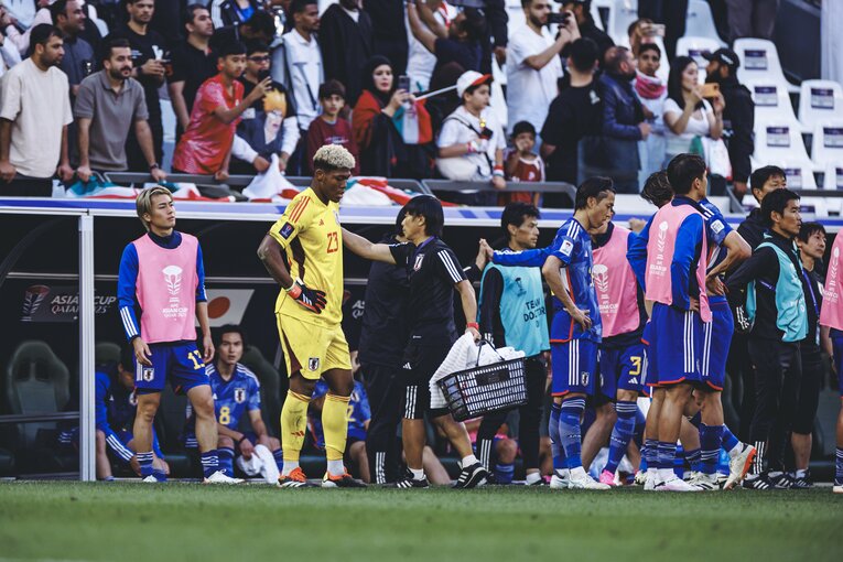 肩を落とす鈴木彩艶　©Kiichi Matsumoto