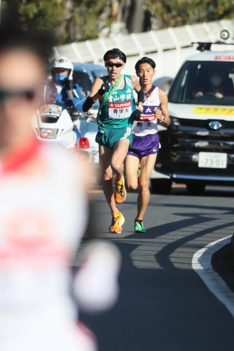 3区・篠原は青学の横田俊吾の後ろにつきながら、最後のスパートで26秒差をつける巧みな走りを見せる　©JMPA